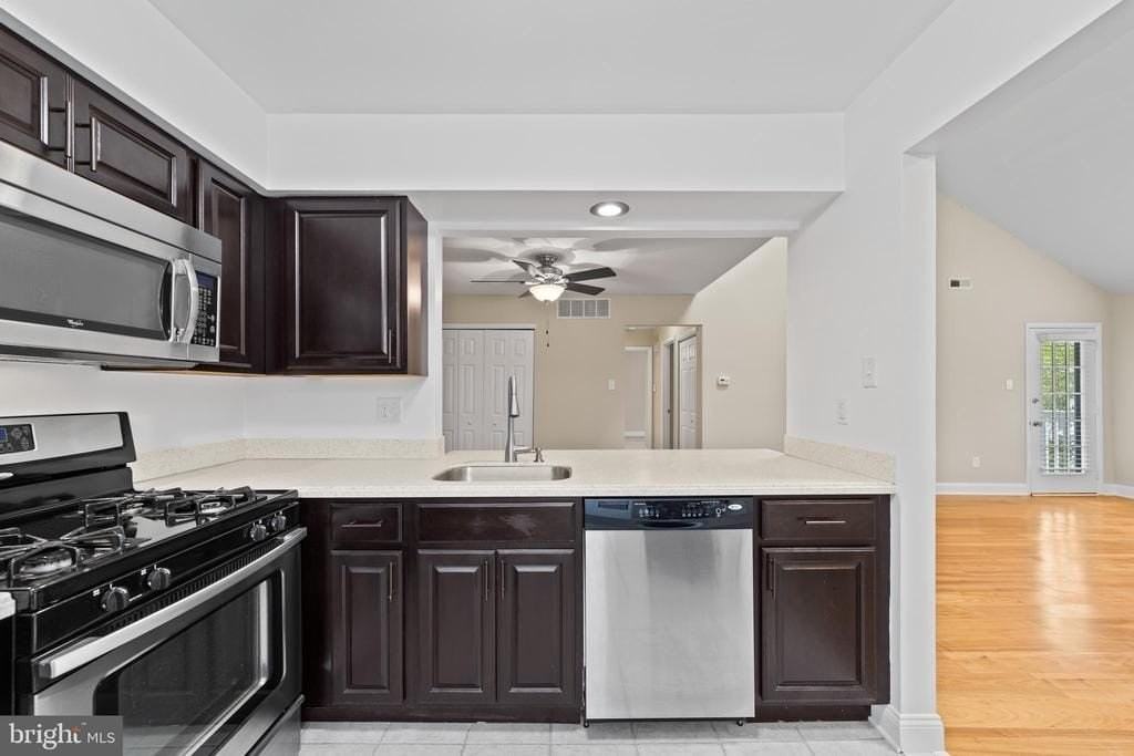 722 Sedgewick Ct - Photo 7 of 29