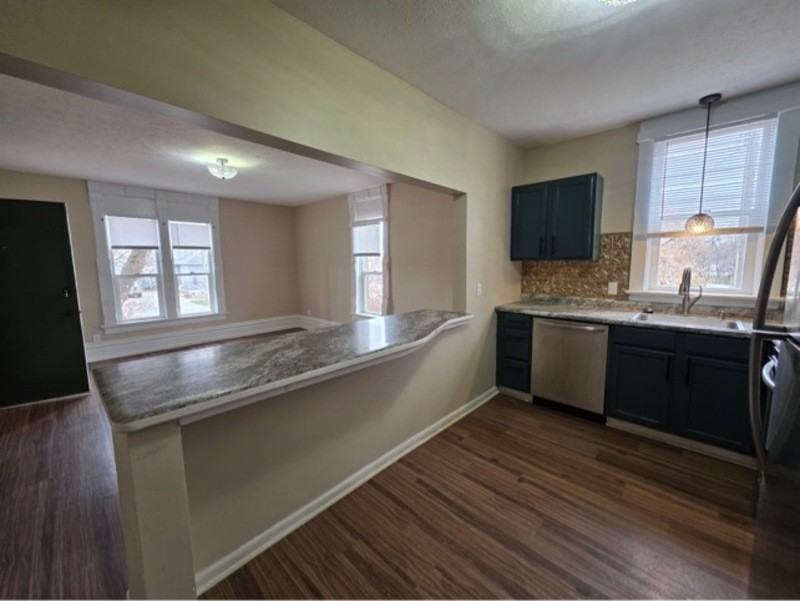 424 West 8th Street - Photo 4 of 8