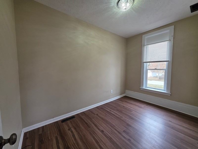 424 West 8th Street - Photo 7 of 8