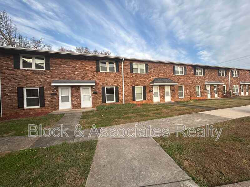 514 S Cherry St - Photo 2 of 9