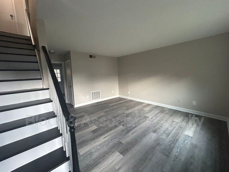 514 S Cherry St - Photo 5 of 9