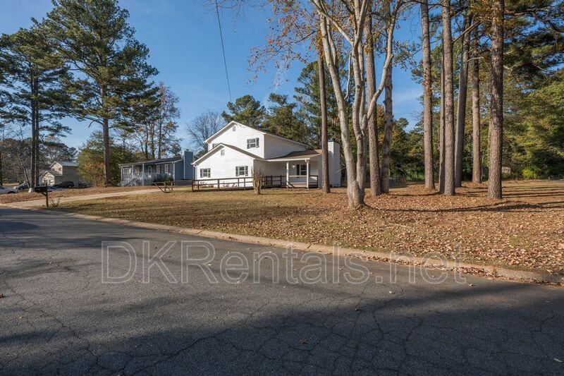 5081 Hubert Dr - Photo 3 of 32