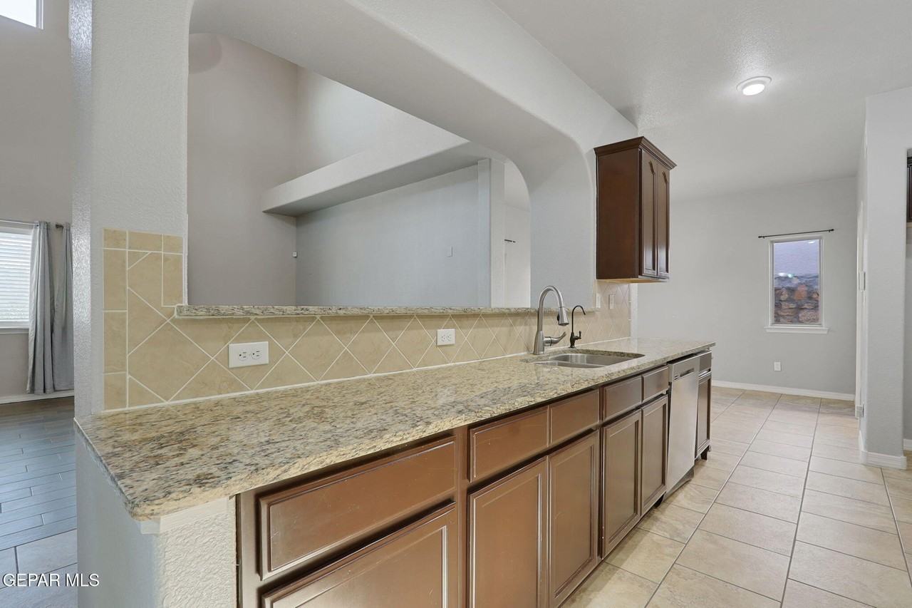 363 Duskwood St - Photo 7 of 38