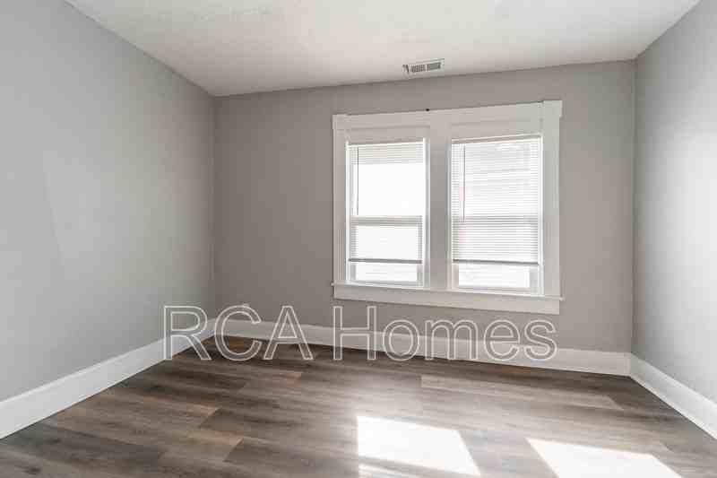 2425 North Kenwood Avenue - Photo 2 of 12