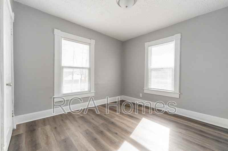 2425 North Kenwood Avenue - Photo 3 of 12