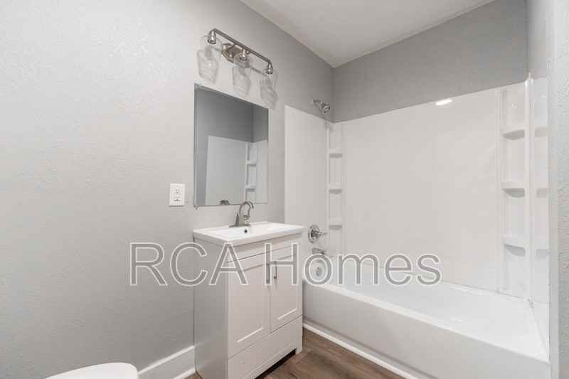 2425 North Kenwood Avenue - Photo 4 of 12