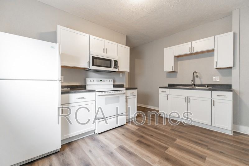 2425 North Kenwood Avenue - Photo 7 of 12