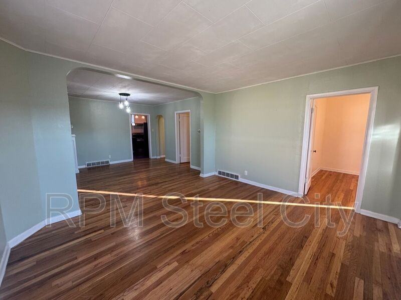 908 Spruce St - Photo 4 of 21