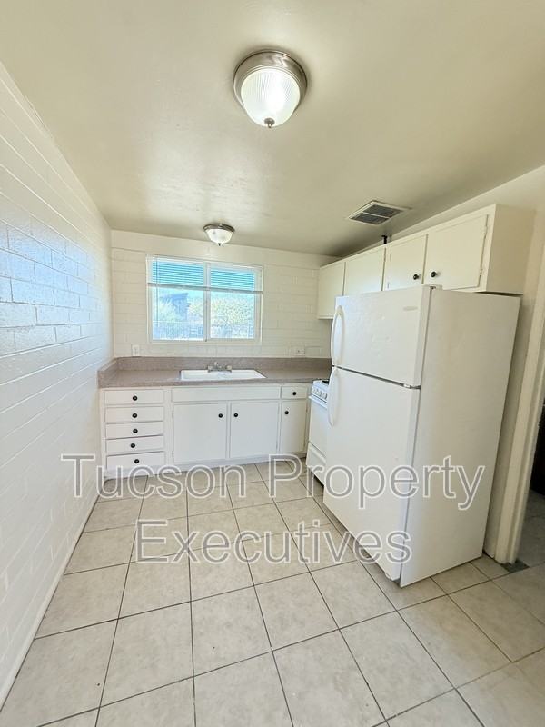 240 W Sahuaro St - Photo 3 of 9