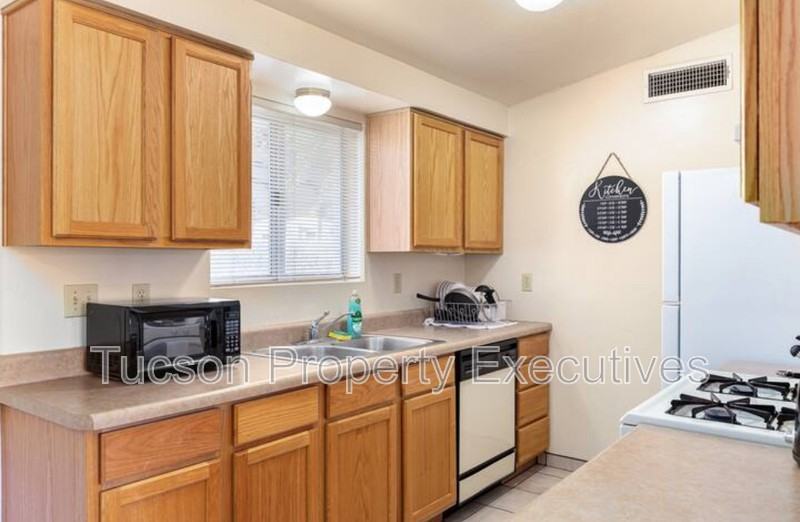 1223 N Belvedere Ave - Photo 2 of 19