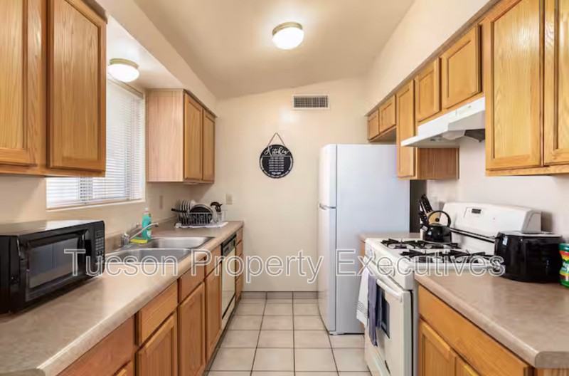 1223 N Belvedere Ave - Photo 3 of 19