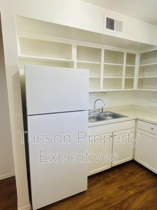 5770 E 10th St - Photo 5 of 30