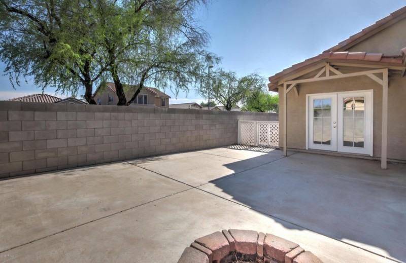 711 S Roca St - Photo 4 of 26