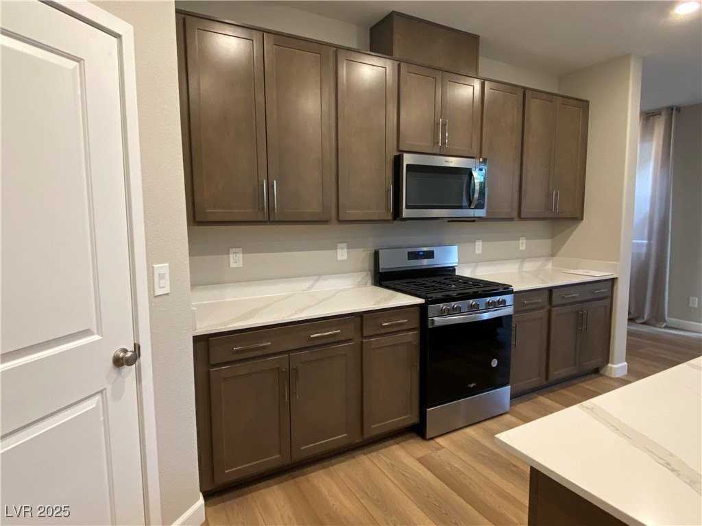 9184 Rivington Ave - Photo 7 of 38