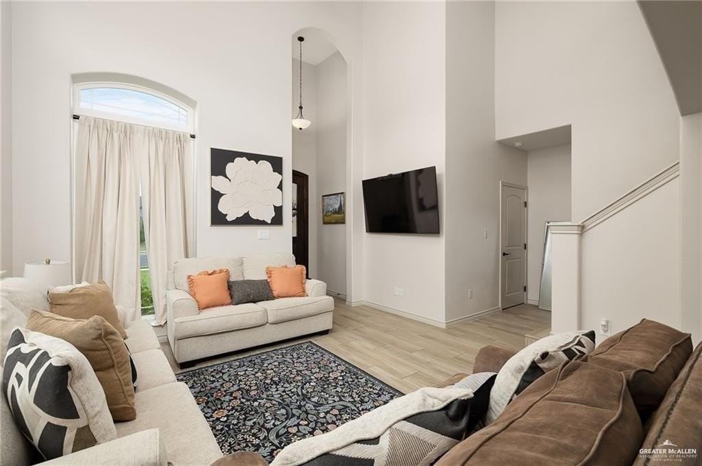 309 Central Park St - Photo 4 of 18