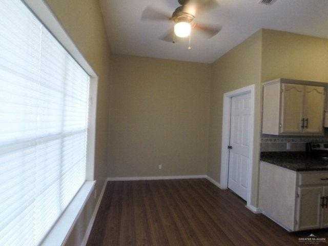 204 San Saba St - Photo 7 of 15