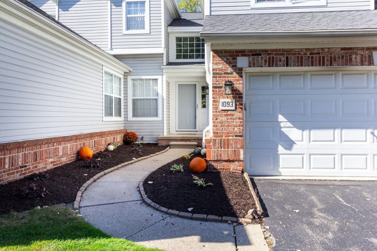 1093 Fairways Blvd - Photo 2 of 35