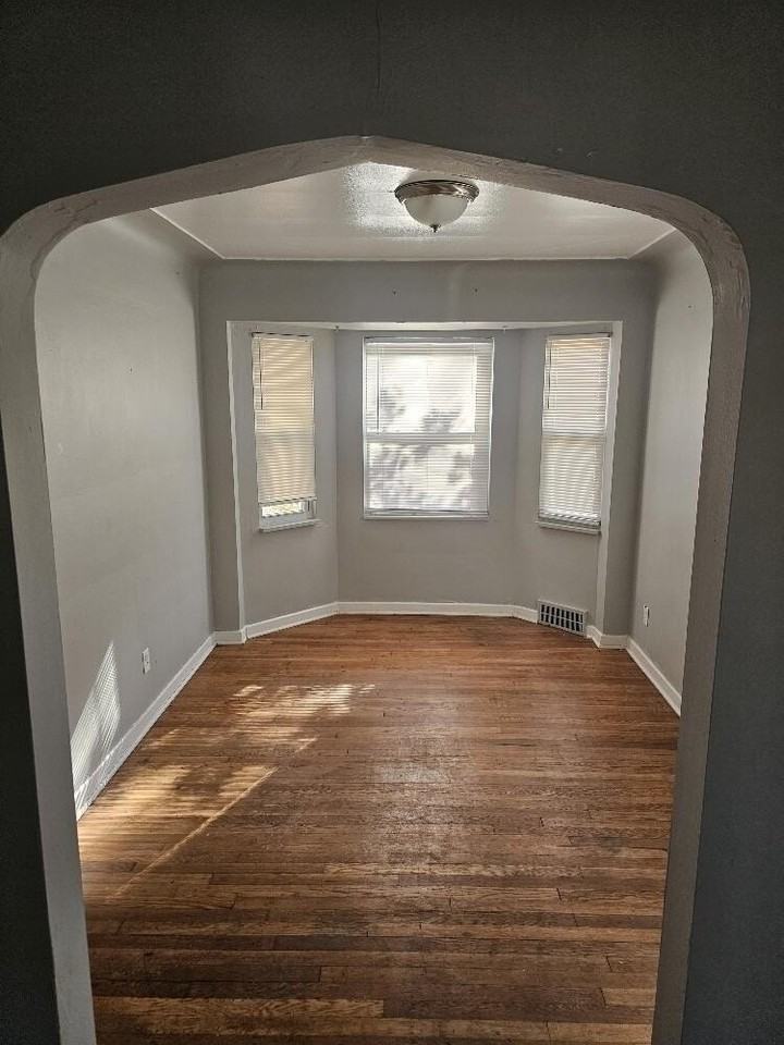 5772 Guilford St - Photo 3 of 9