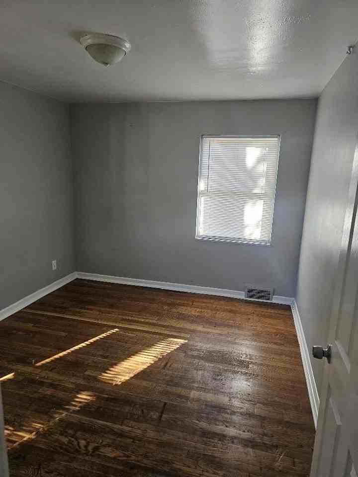 5772 Guilford St - Photo 6 of 9