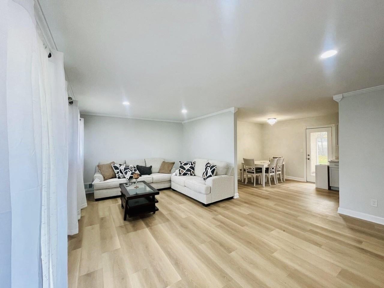 2547 Empire Dr - Photo 3 of 27