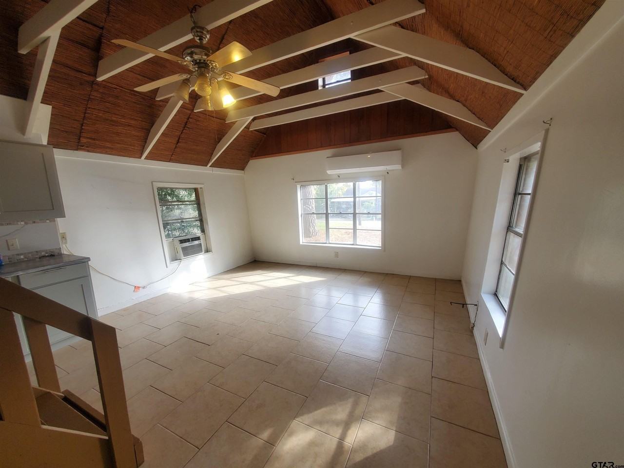 1011 W 2nd St - Photo 5 of 24