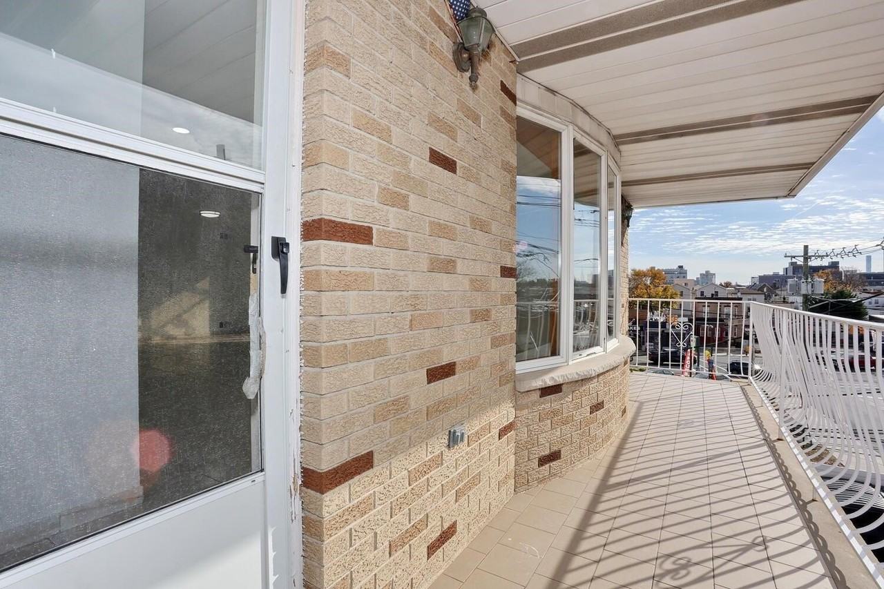 1150 70th Street #2 - Photo 4 of 33