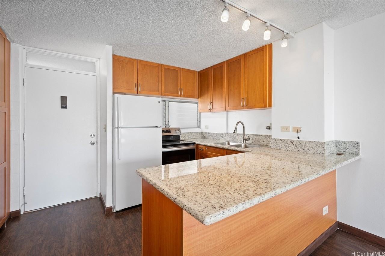 2421 Ala Wai Blvd Apt 905 #905 - Photo 2 of 20