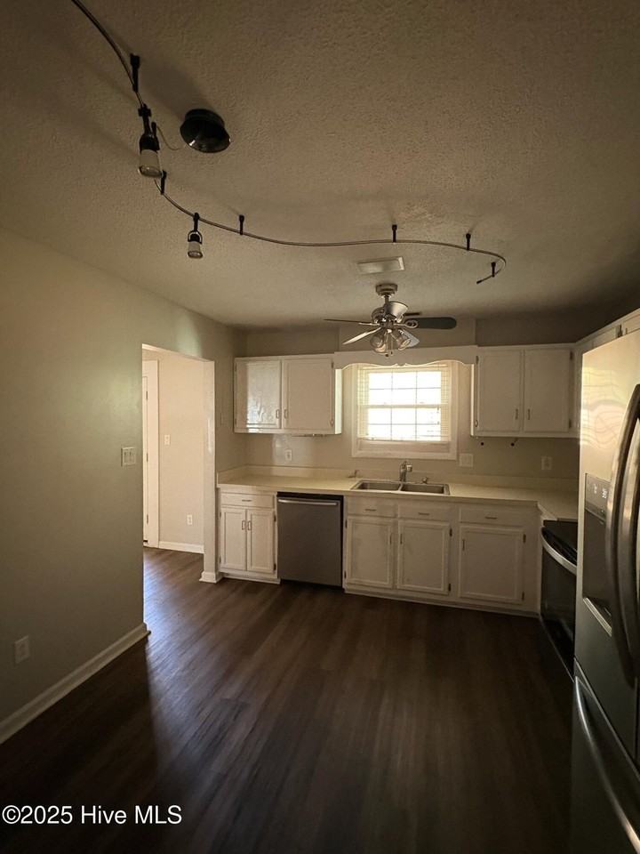 502 W Hilltop Ct - Photo 4 of 24