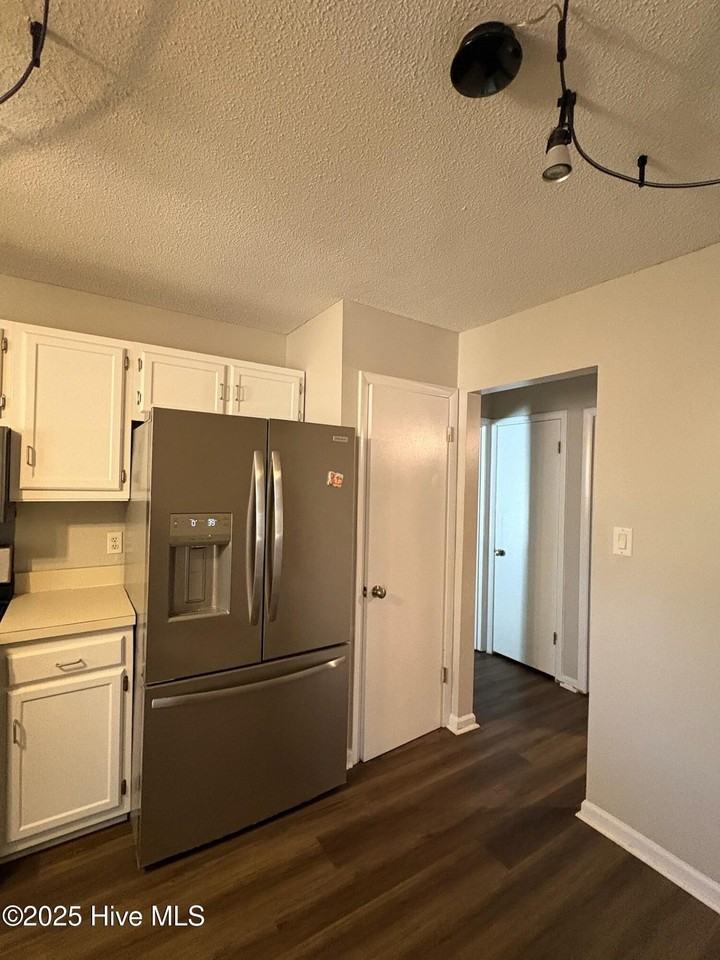 502 W Hilltop Ct - Photo 7 of 24