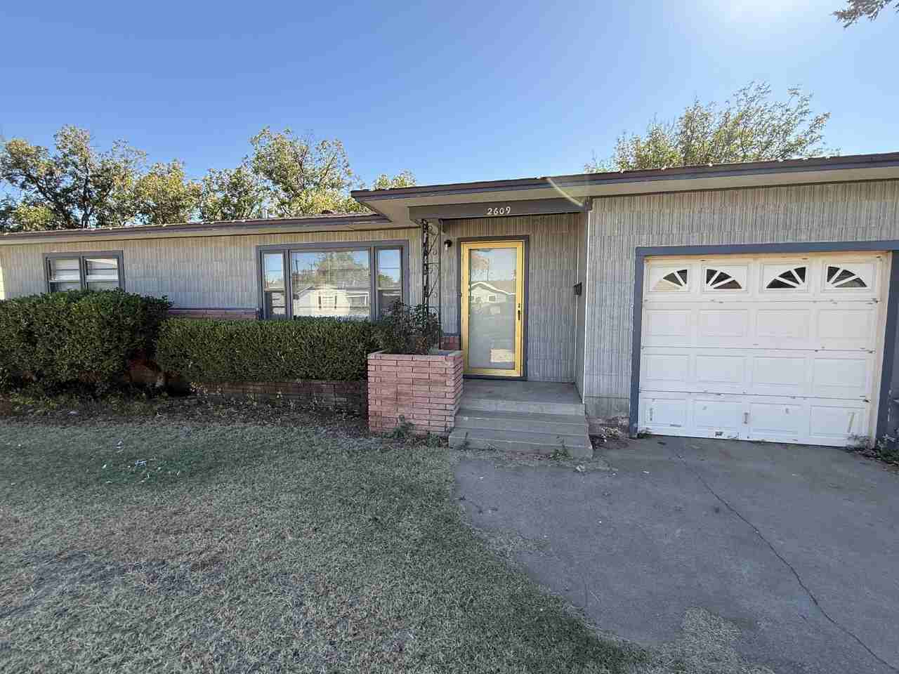 2609 42nd St - Photo 5 of 9