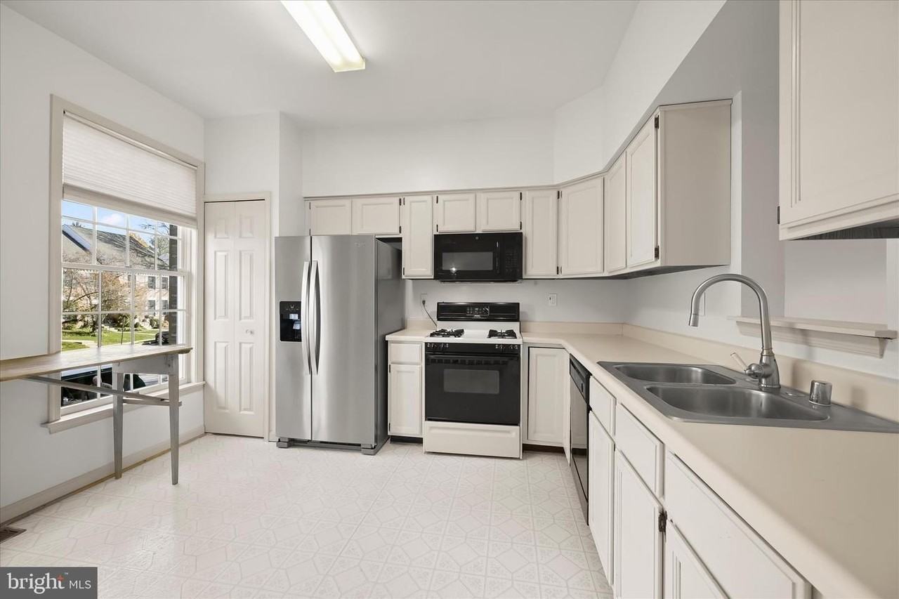 20 Tenby Ct - Photo 5 of 50