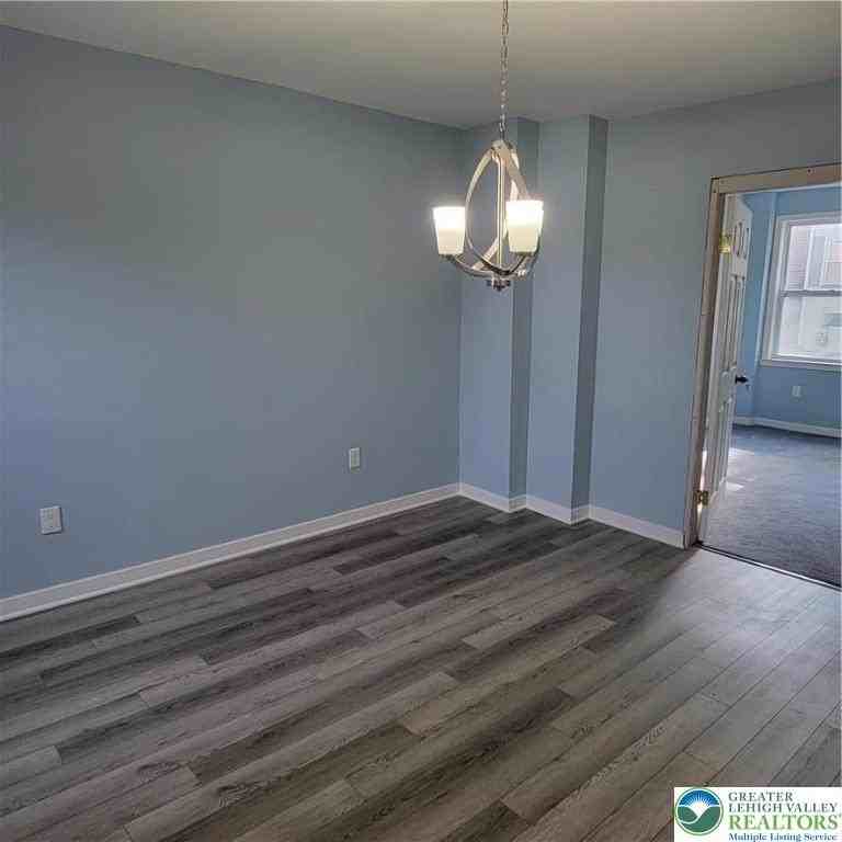 1039 Ferry St - Photo 4 of 11