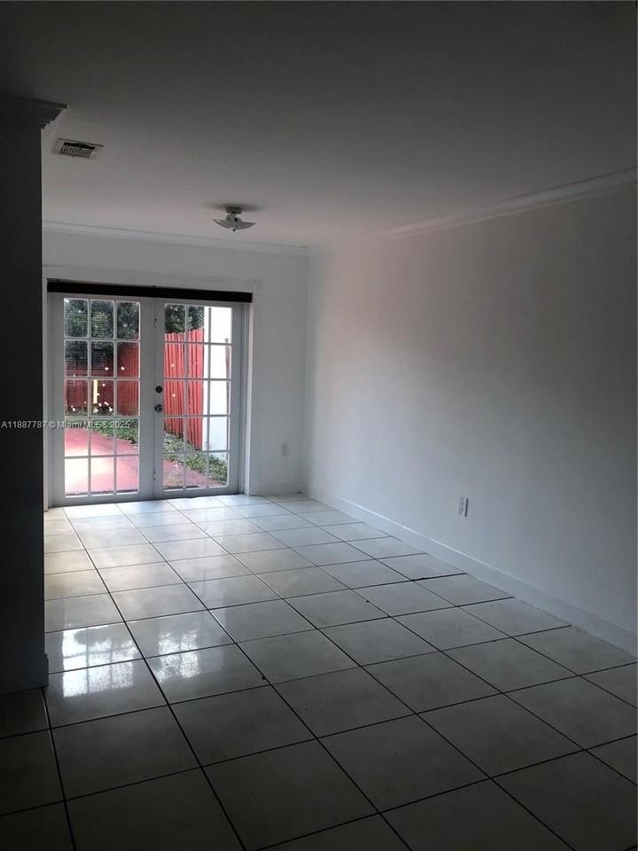 19319 Nw 54th Ct - Photo 4 of 20