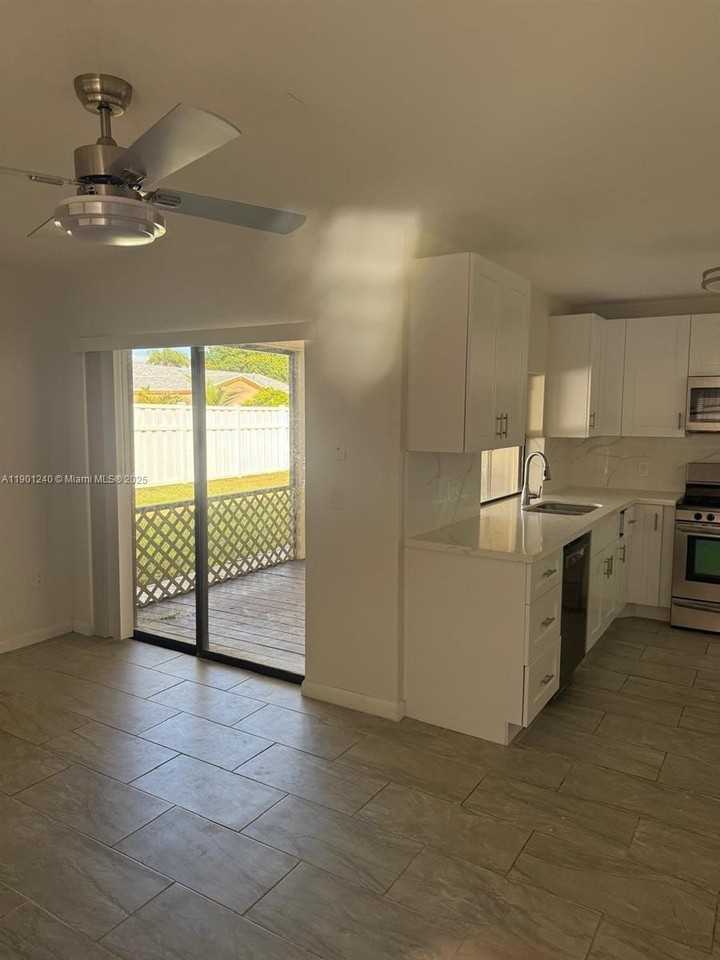 11701 Northwest 37th Place #11701 - Photo 5 of 21