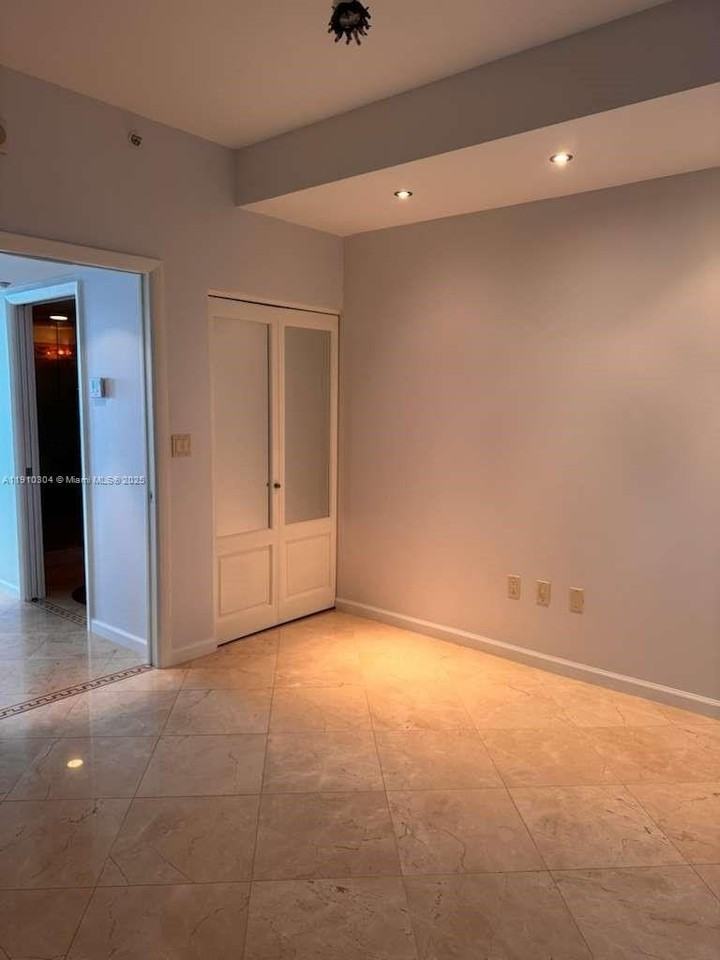 5025 Collins Ave #1602 - Photo 3 of 37