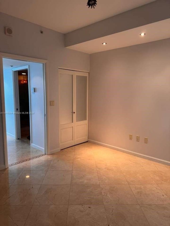 5025 Collins Ave #1602 - Photo 7 of 37