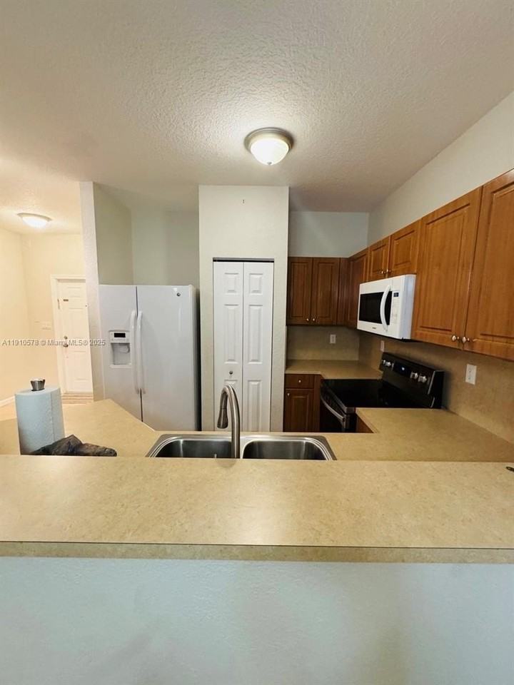 5753 Isles Cir #0 - Photo 4 of 13