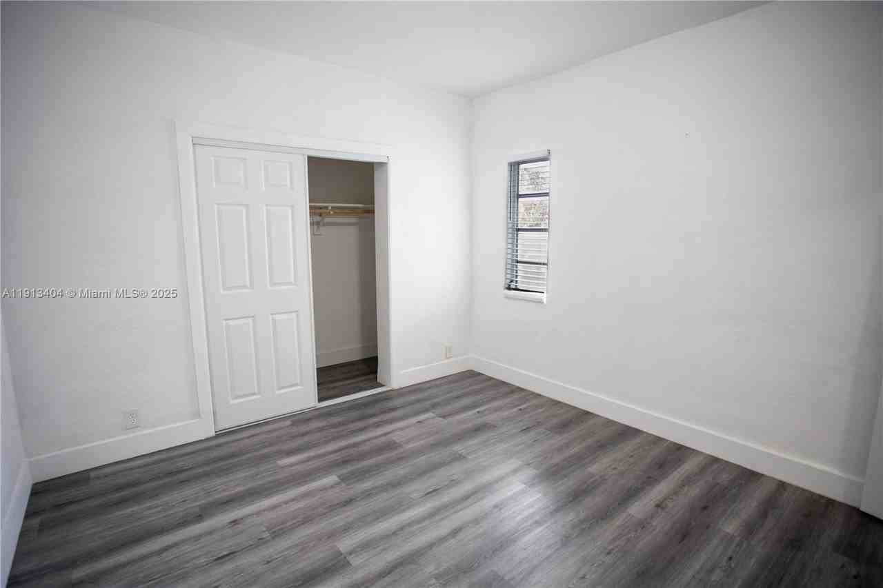 1176 Nw 48th St - Photo 3 of 18