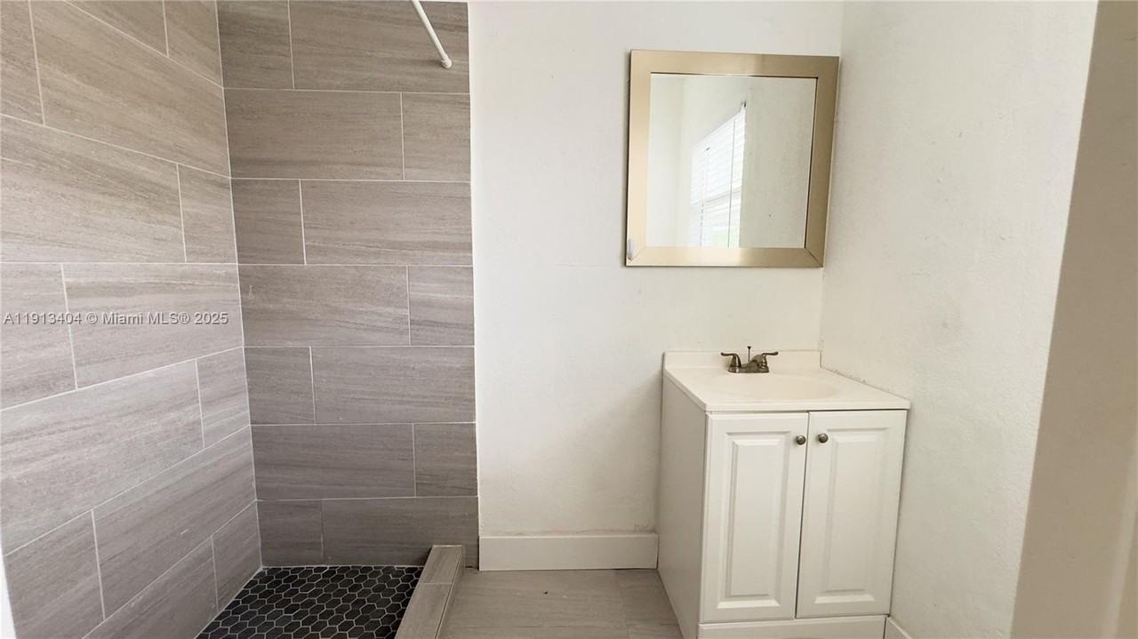 1176 Nw 48th St - Photo 5 of 18