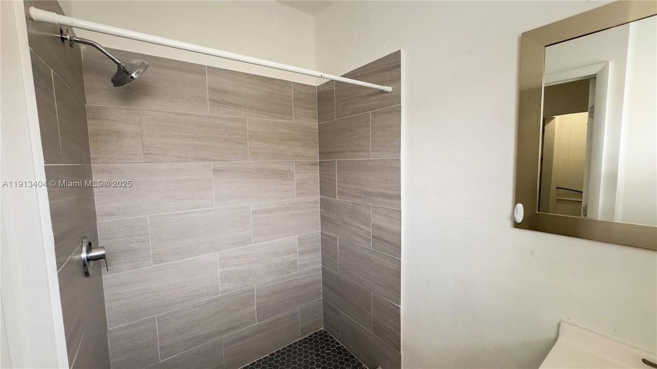 1176 Nw 48th St - Photo 6 of 18