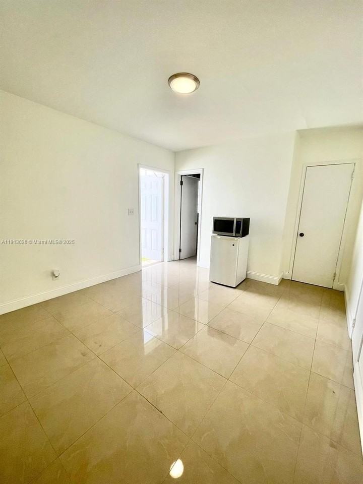 2031 Jackson St #4 - Photo 2 of 5