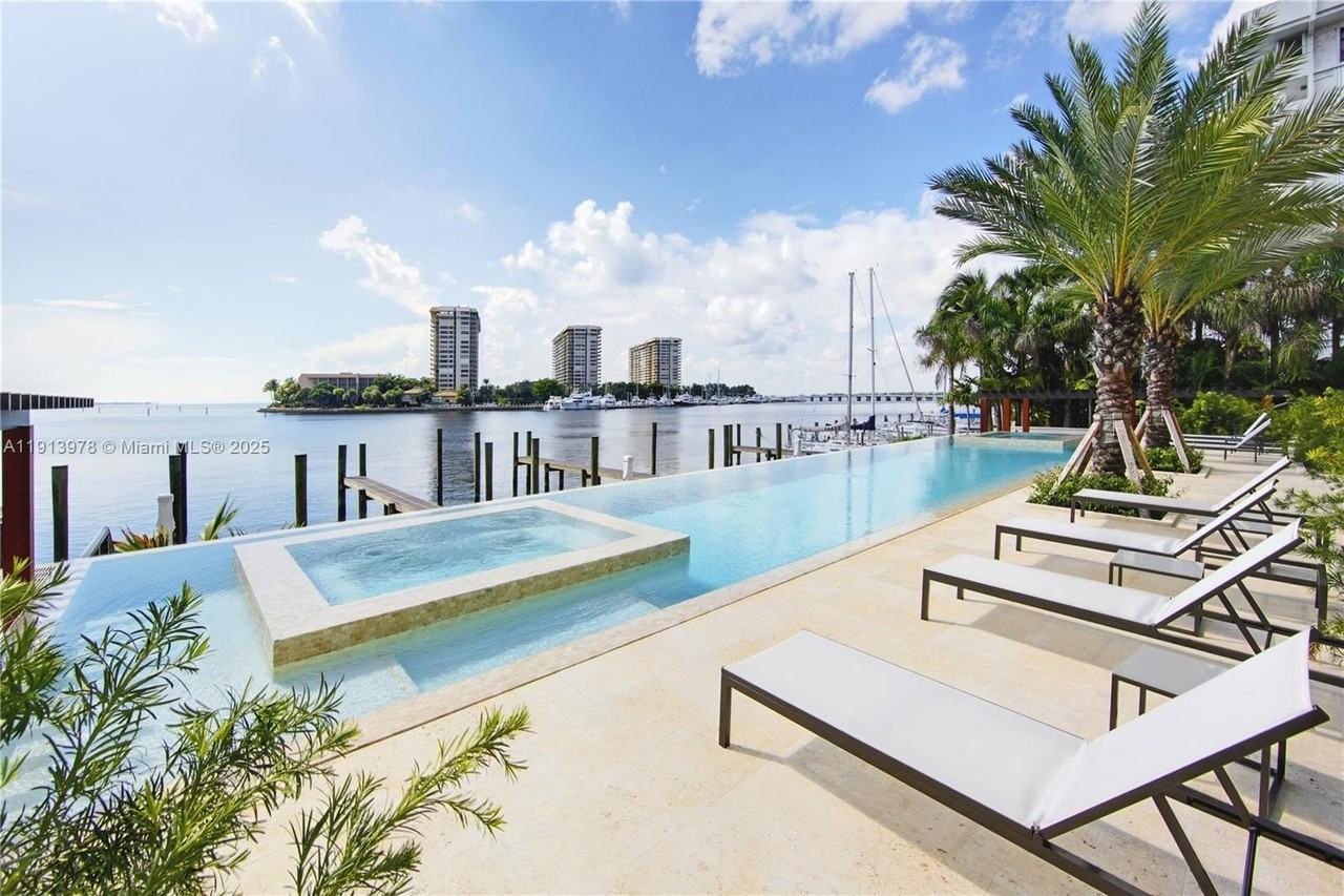 3554 W Glencoe St - Photo 4 of 50