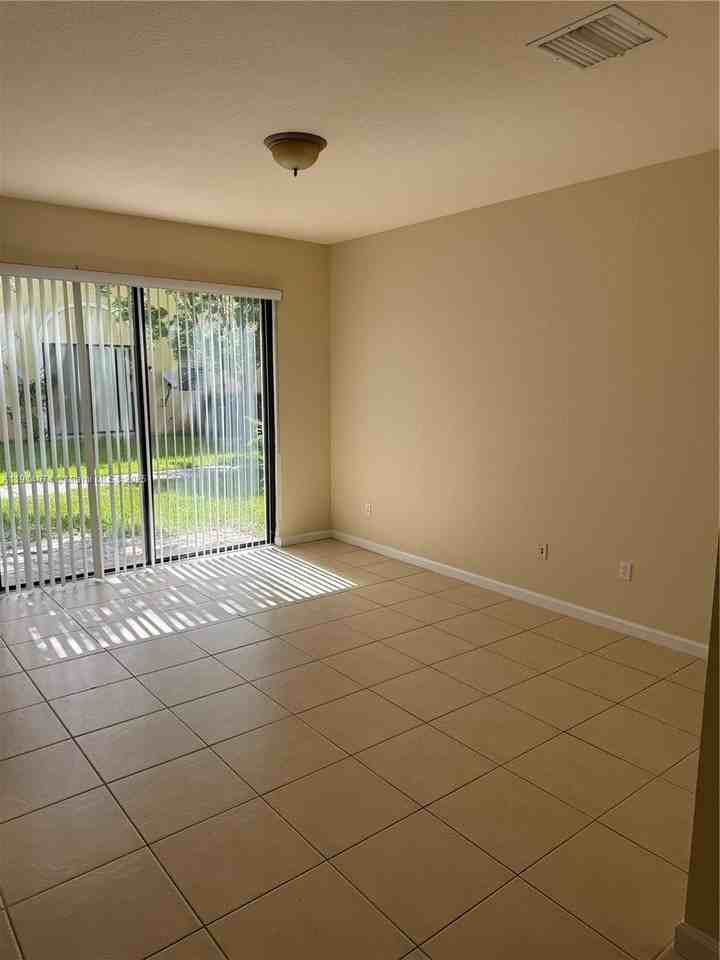 1713 Sw Umbria St #1713 - Photo 7 of 17