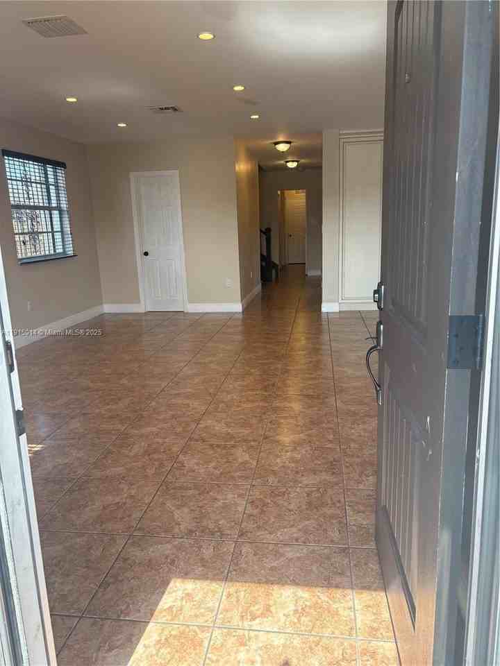 819 E 26th St #0 - Photo 4 of 49