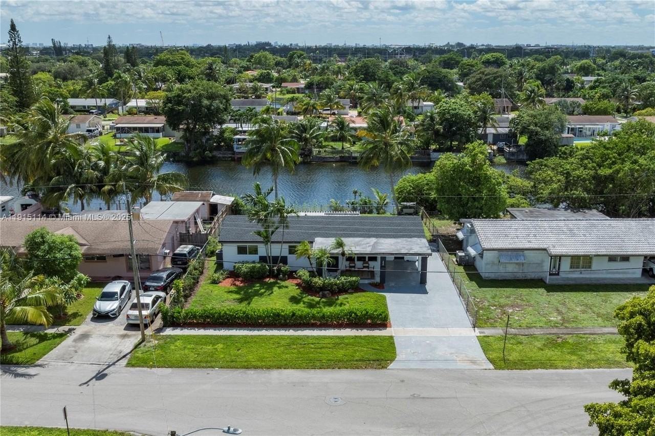 390 Nw 40th St - Photo 3 of 17