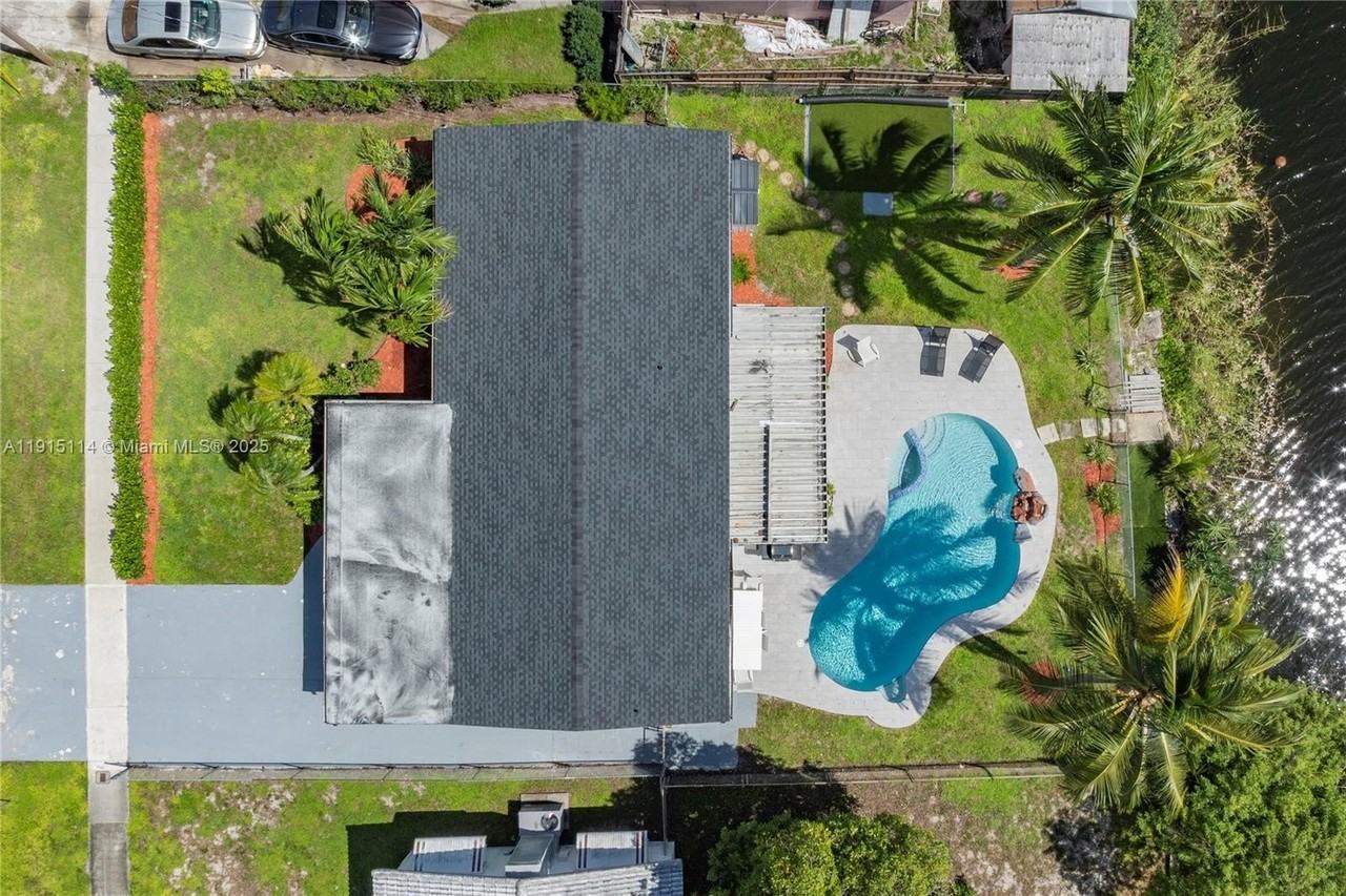 390 Nw 40th St - Photo 4 of 17