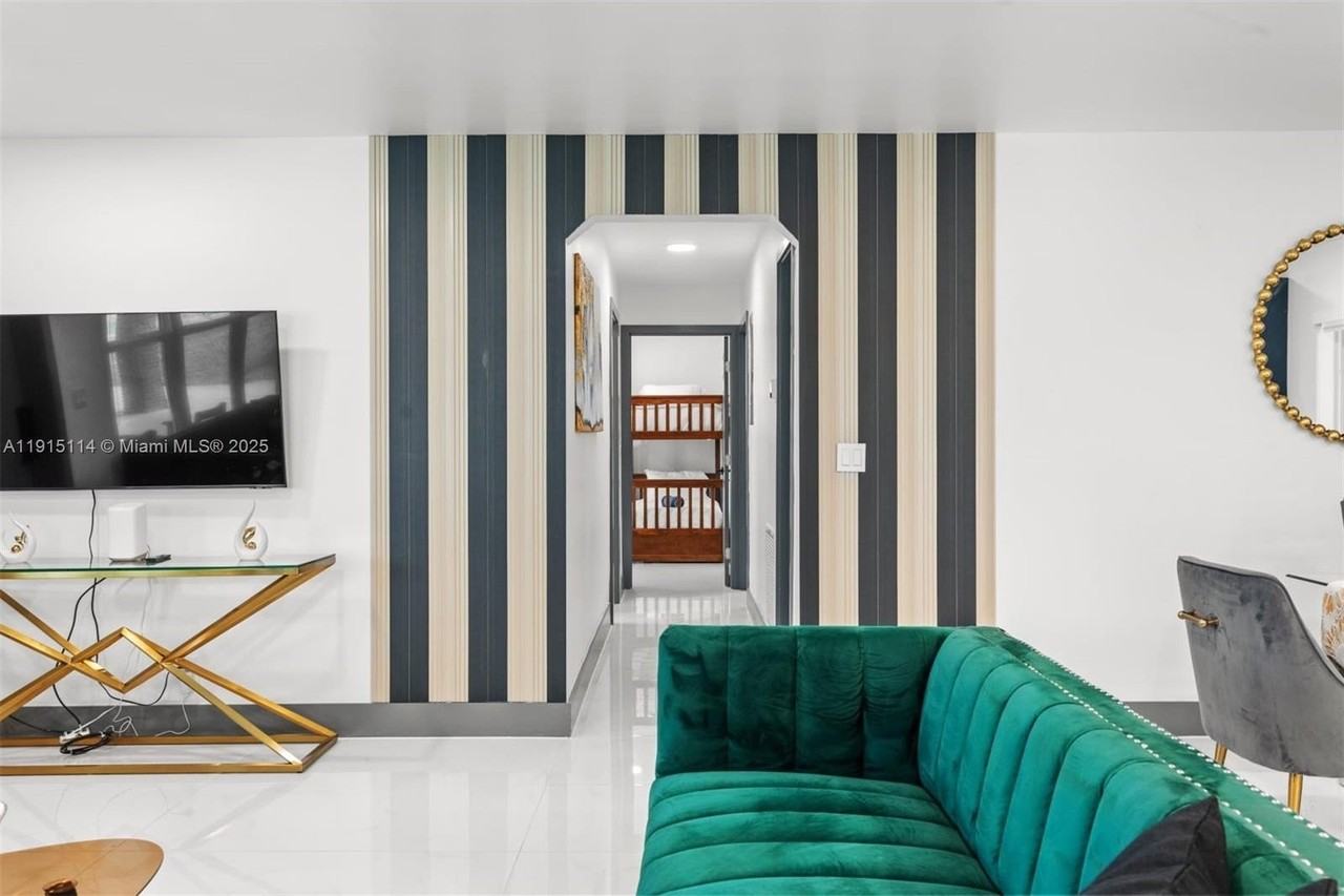 390 Nw 40th St - Photo 5 of 17