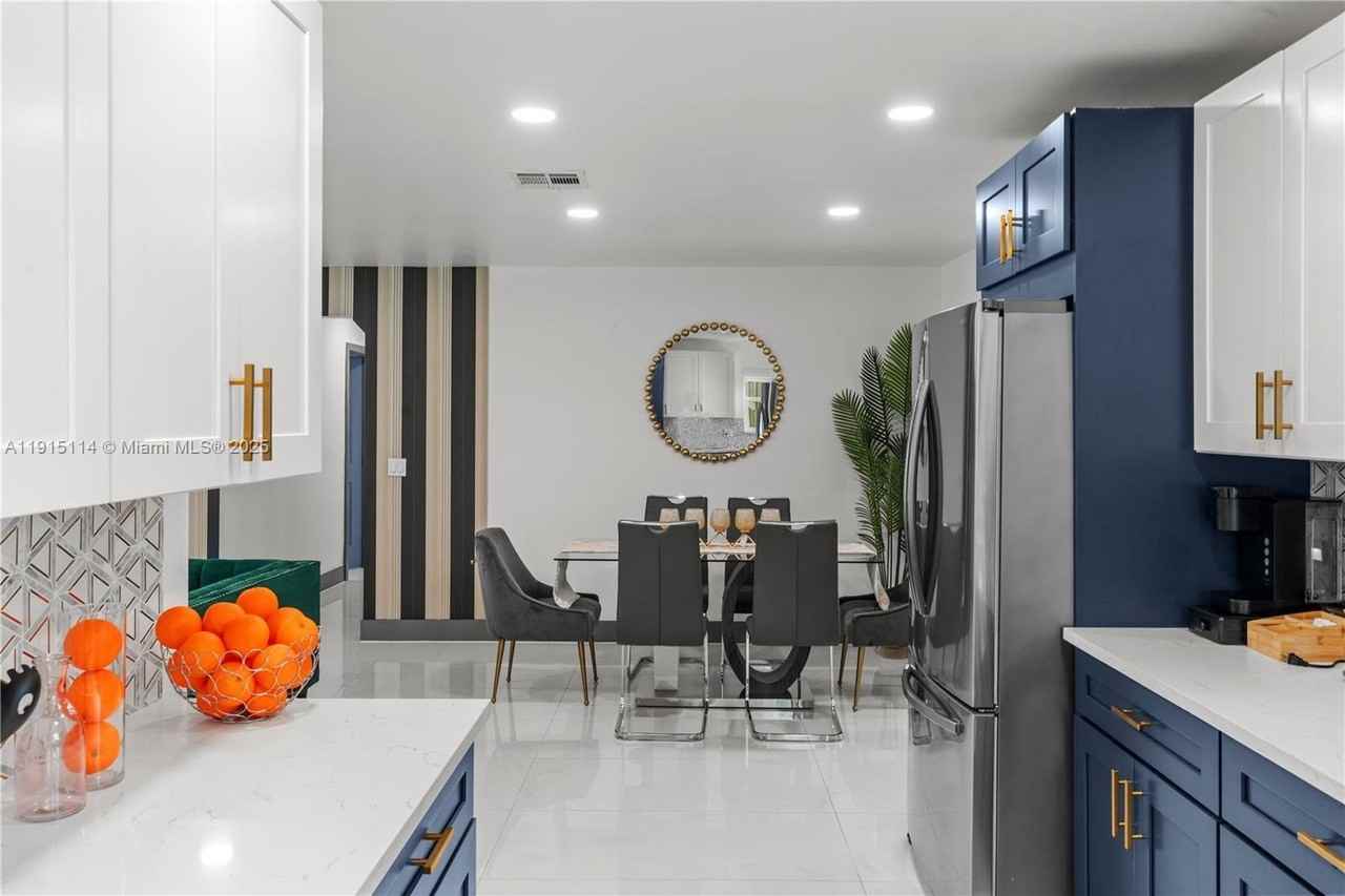 390 Nw 40th St - Photo 7 of 17