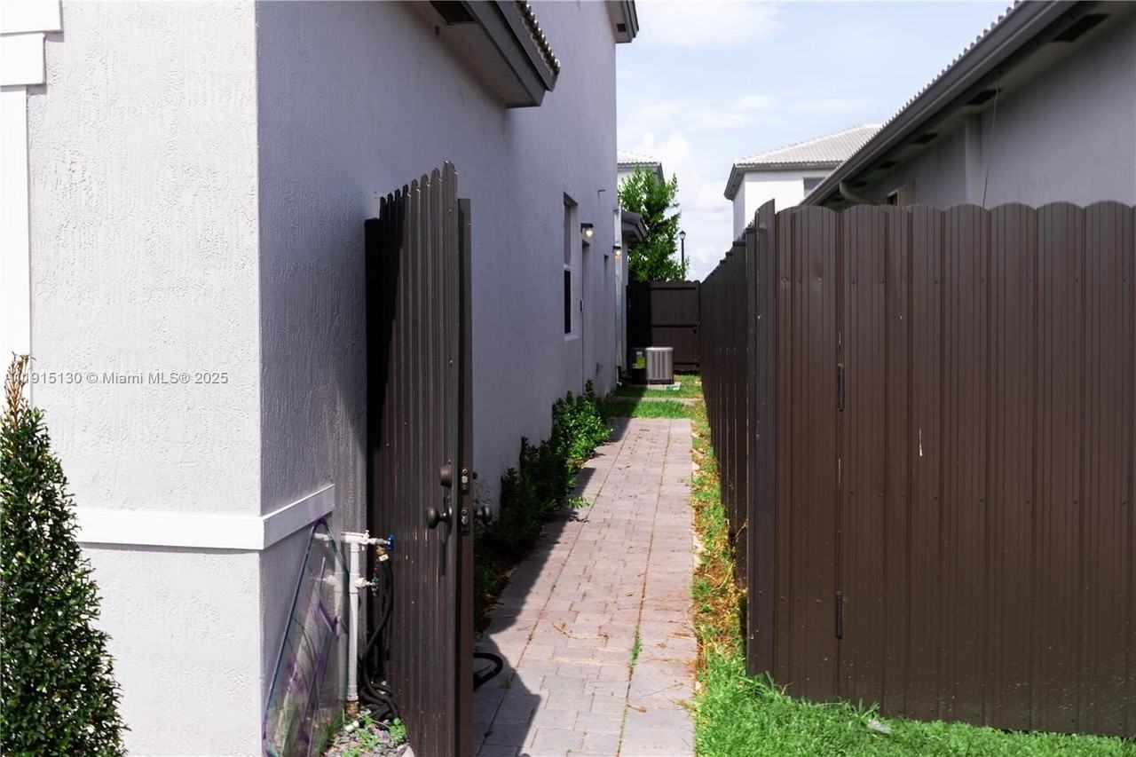 16144 Sw 148th Pl #16144 - Photo 6 of 40