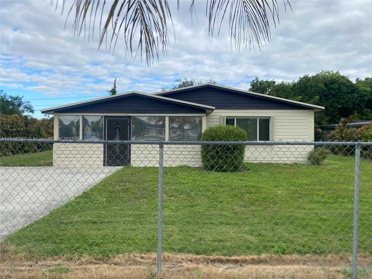 746 Northwest 3rd Street - Photo 2 of 15